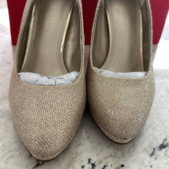 Shoes - Picture 2 of 7